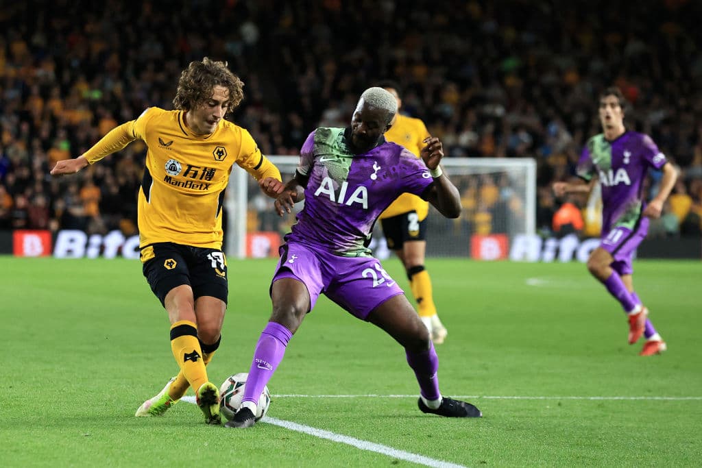 Wolverhampton cae, en tanda de penales, ante Tottenham y pierde su pase a Ocavos de final en la Copa de la Liga Inglesa. Leander Dendoncker y Daniel Podence anotaron para los Wolves, mientras que para los Spurs lo hicieron Tanguy Ndombélé y Harry Kane.