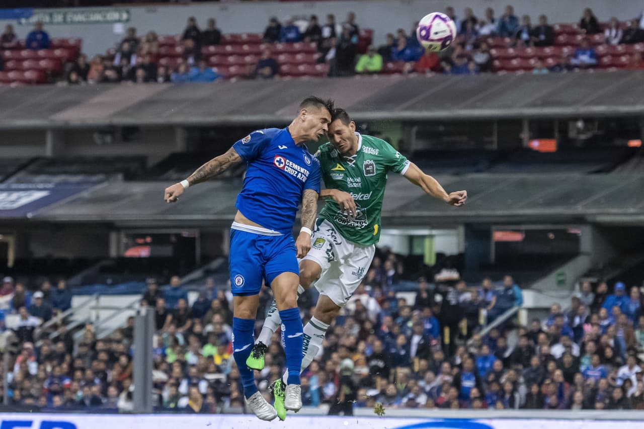 Caraglio gana el centro, pero su remate de cabeza no consigue llegar a la red.