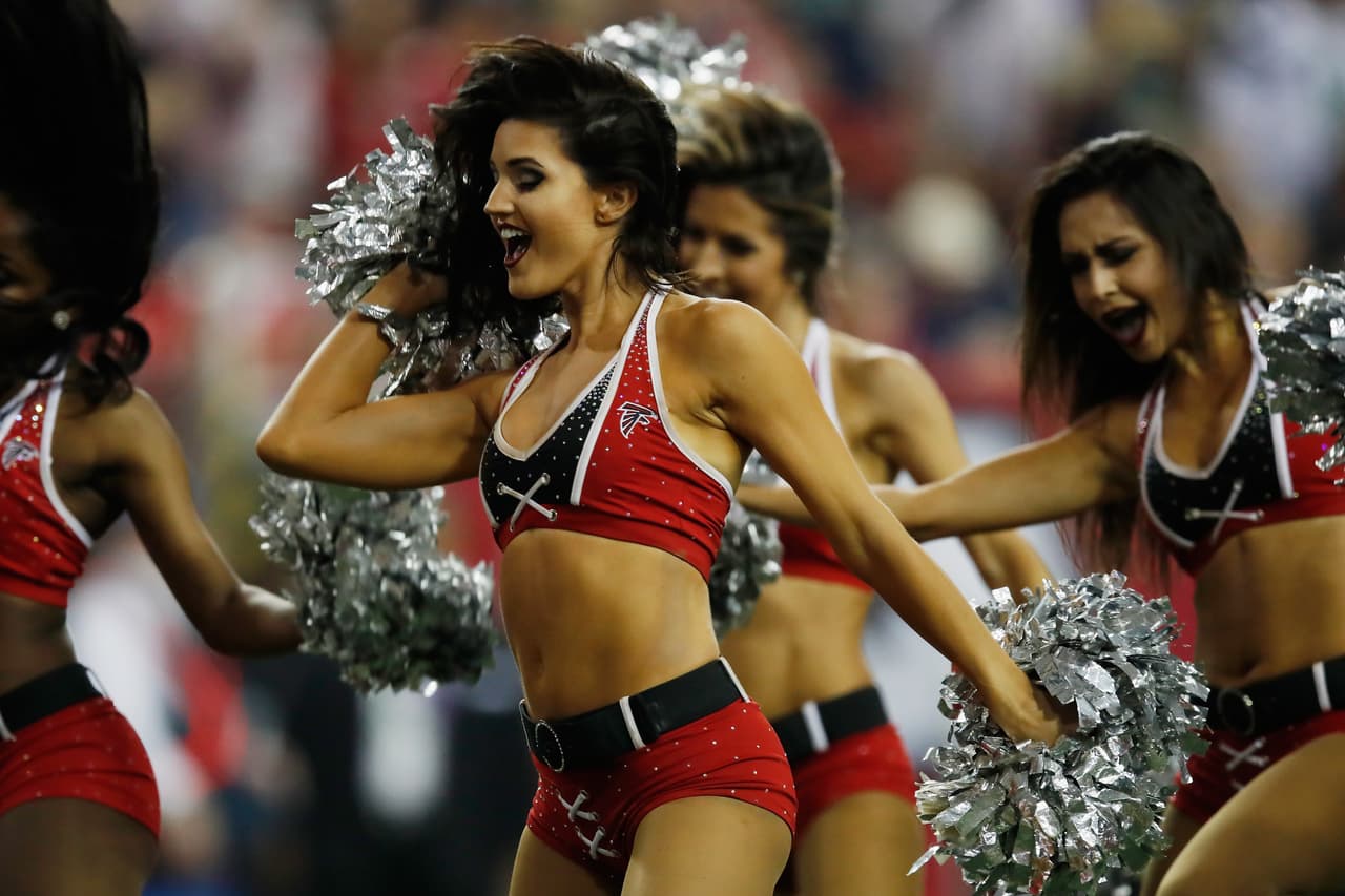 La belleza y energía de las porristas, junto con las ocurrencias y colorido de los fanáticos le dan un ingrediente adicional a la fiesta del fútbol americano de la NFL, en medio de la definición de los equipos que estarán en el Super Bowl.