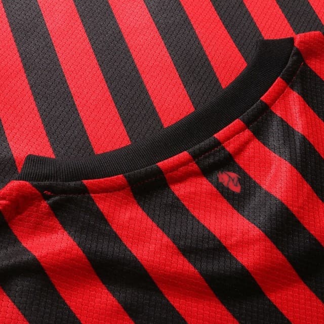 Además, aunque se ve poco, en el la parte posterior de arriba en el cuello se encuentra 'Il Diavolo Rossonero' como un detalle a la historia reciente.