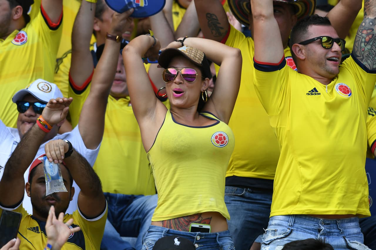 Supporters of Colombia wait for the start of the WC 2018 qualification football match against Chile in Barranquilla, Colombia, on November 10, 2016. / AFP / Luis Acosta (Photo credit should read LUIS ACOSTA/AFP/Getty Images)