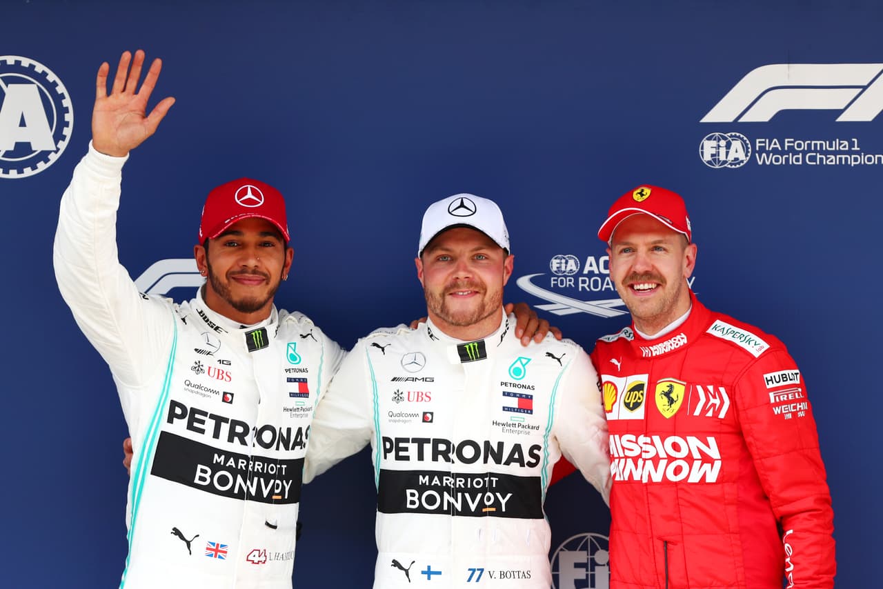En la madrugada de este sábado se corrió la última sesión libre y la clasificación del Gran Premio de China en la cual los autos de Mercedes lograron los mejores tiempos. Valtteri Bottas se quedó con la Pole, Lewis Hamilton saldra segundo, Sebastian Vettel (Ferrari) tercero y Sergio 'Checo' Pérez quedó en el puesto 12.