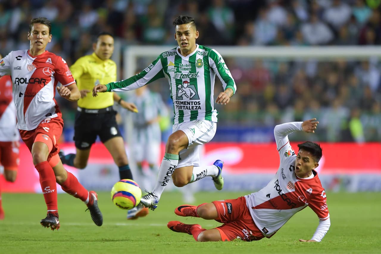 Los primeros minutos del encuentro fueron parejos pero poco a poco Necaxa comenzó a hacer valer sus condiciones.