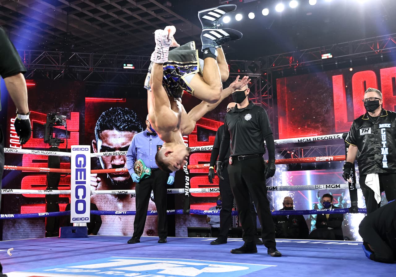 La pelea se fue a los 12 rounds pactados y sólo uno haría historia.