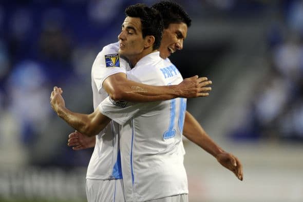 Marco Pappa y Carlos Gallardo se funden en un abrazo luego del segundo gol de Pappa.