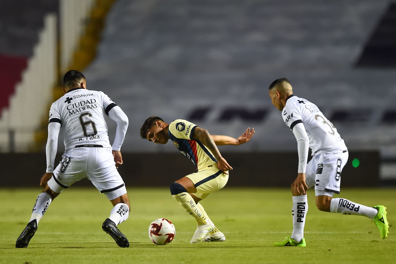 Con 10, el América empieza a jugar mejor y están erca de anotar el tanto del empate.