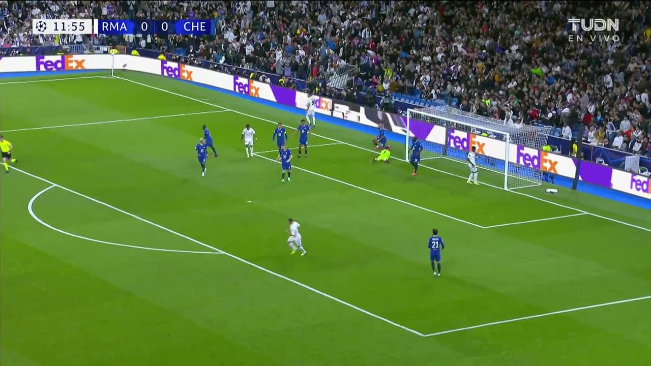 ¡TIRO ATAJADO! disparo por Karim Benzema.