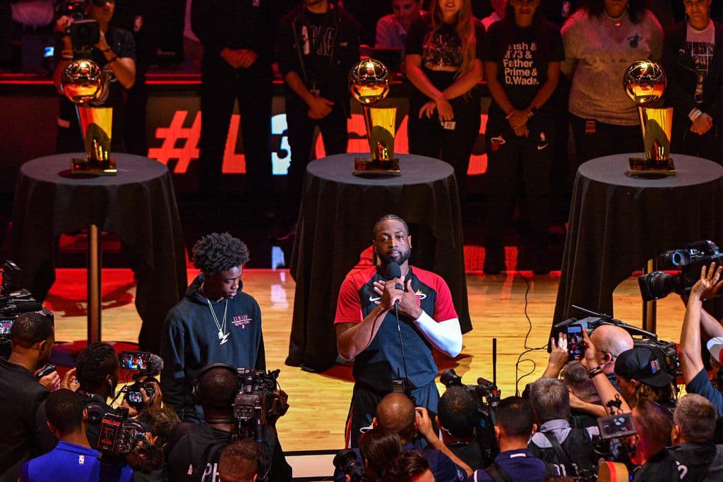 Una noche muy especial para Dwyane Wade en su despedida de Miami como jugador de la NBA. La oficina del Heat le rindió un homenaje para conmemorar una gran carrera, una que dejó tres campeonatos en el sur de Florida.