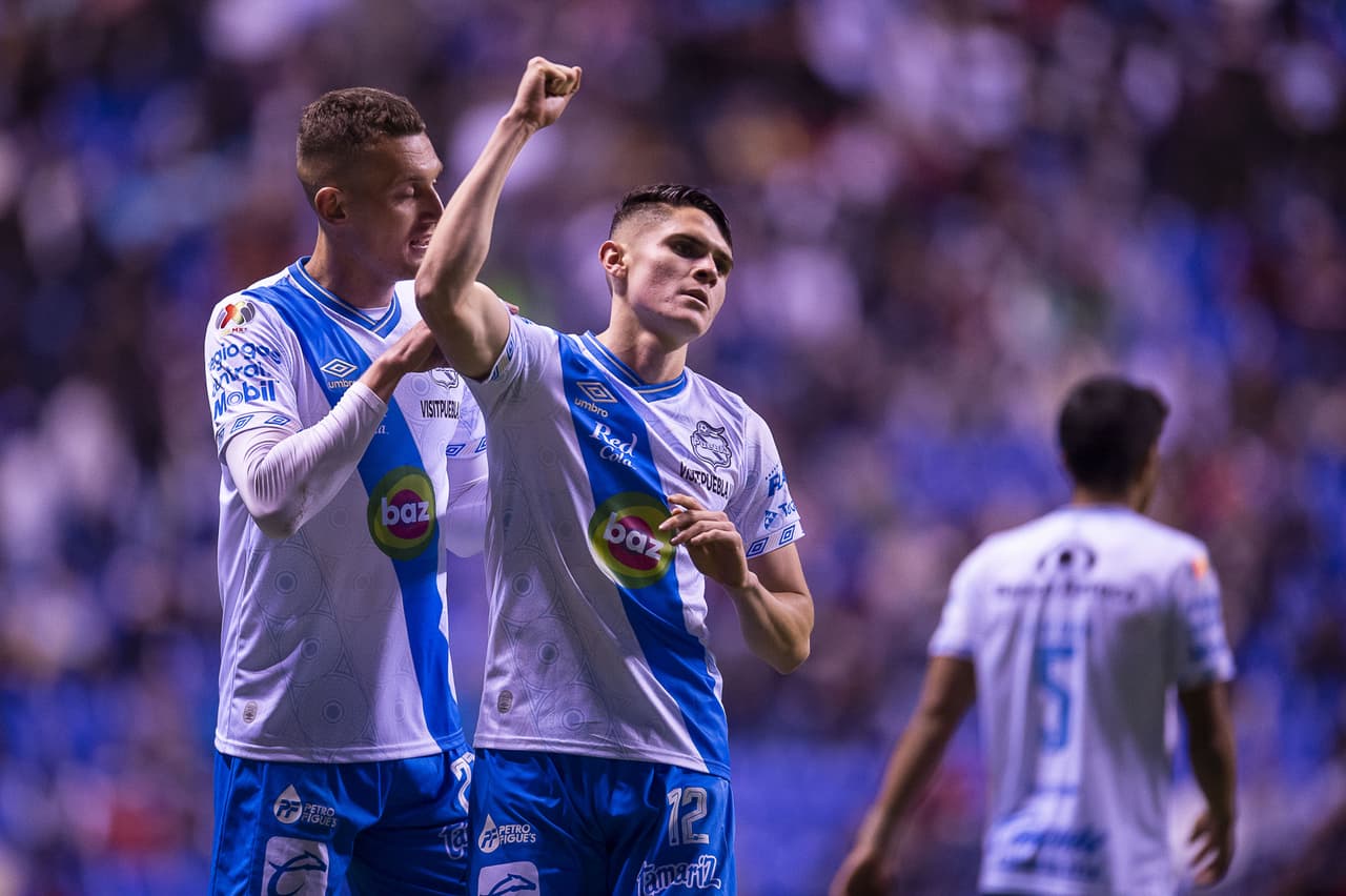 El segundo tiempo trajo nuevas emociones con el golazo de Israel Reyes al 49’, pero una falta previa revisada por el VAR echaba para atrás el disparo al ángulo del jugador poblano.