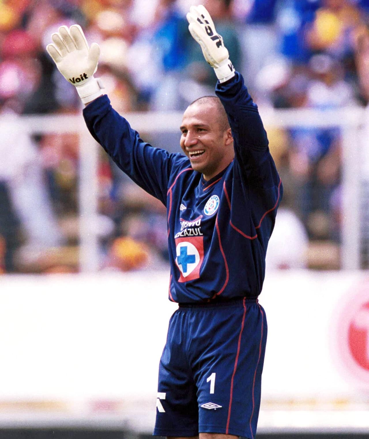 Pérez debutó en 1993 con Cruz Azul, equipo donde estuvo desde fuerzas básicas. La Máquina es sin duda el club de los amores de este arquero y con el que más se le identifica.