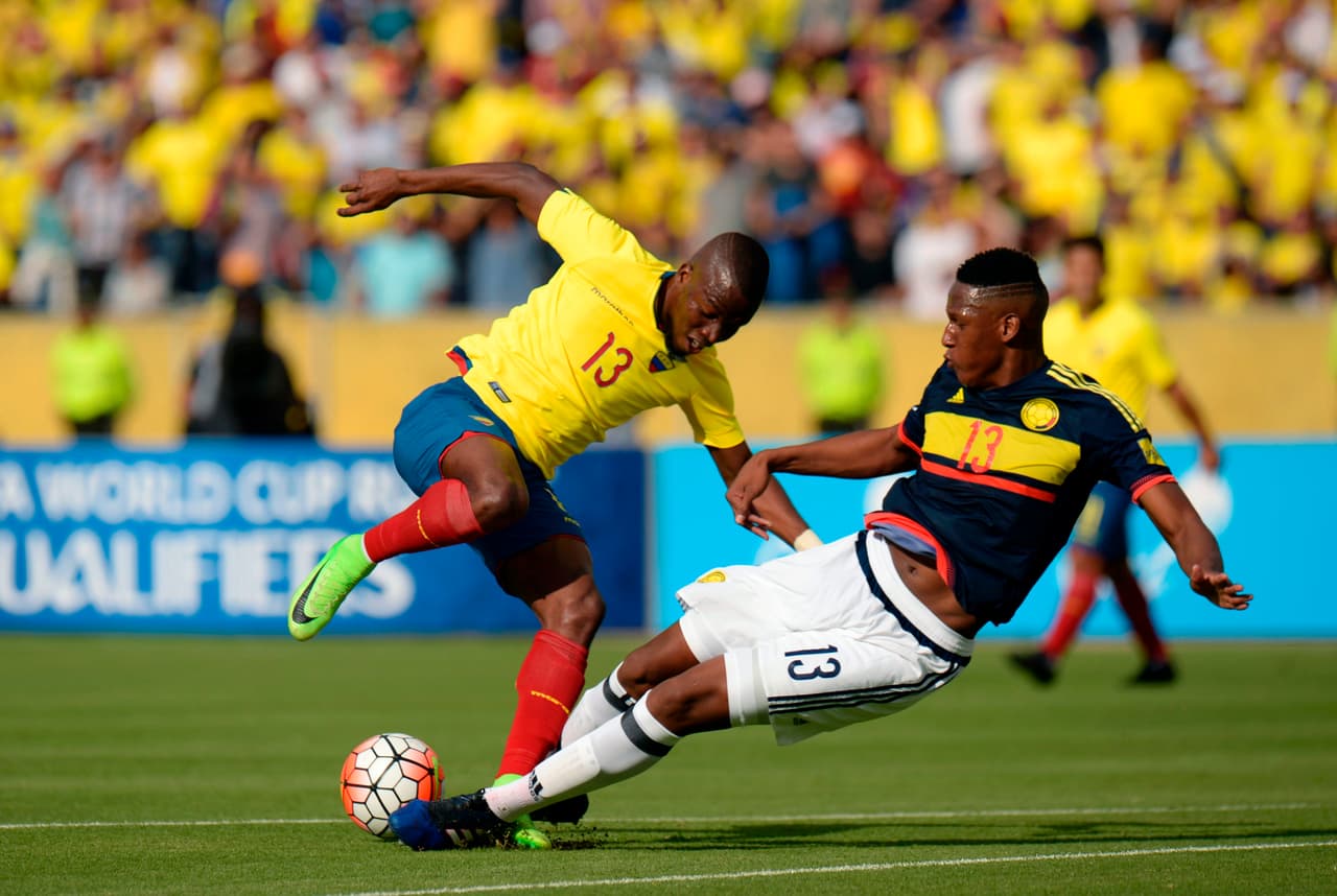 Otro de los que intentó llevar peligro al arco de David Ospina, portero del Arsenal, fue Enner Valencia, del Everton. Acá, Yerry Mina (Palmeiras) le sacó la pelota con esta entrada.