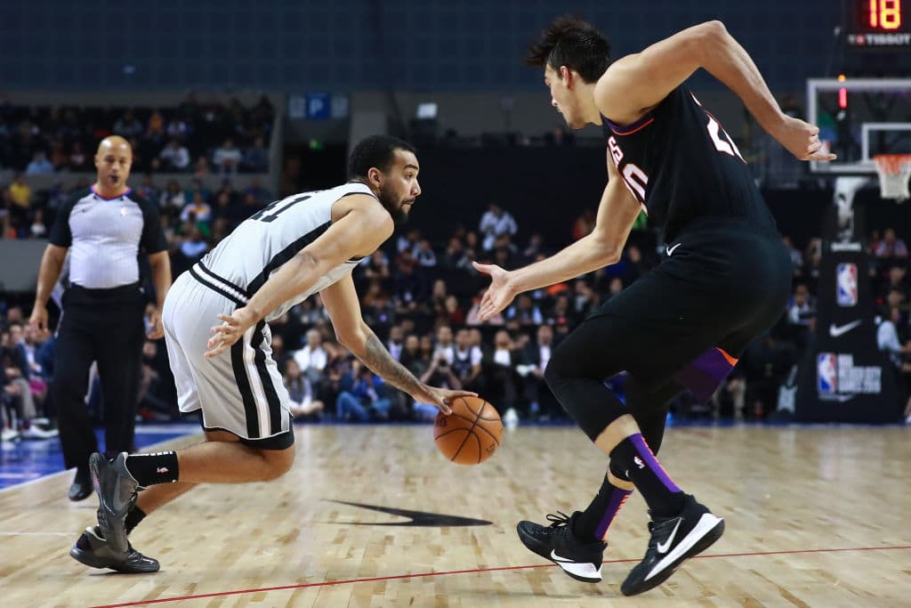 Con una gran actuación de Patty Mills, Los Spurs ganan a los Suns en México 121-119.