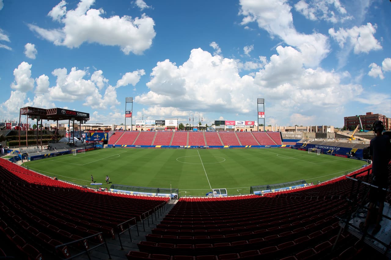 Banderas, rostros pintados y muchos gritos de apoyo fueron la constante entre los pocos aficionados que acudieron al juego entre Costa Rica y Guayana Francesa.