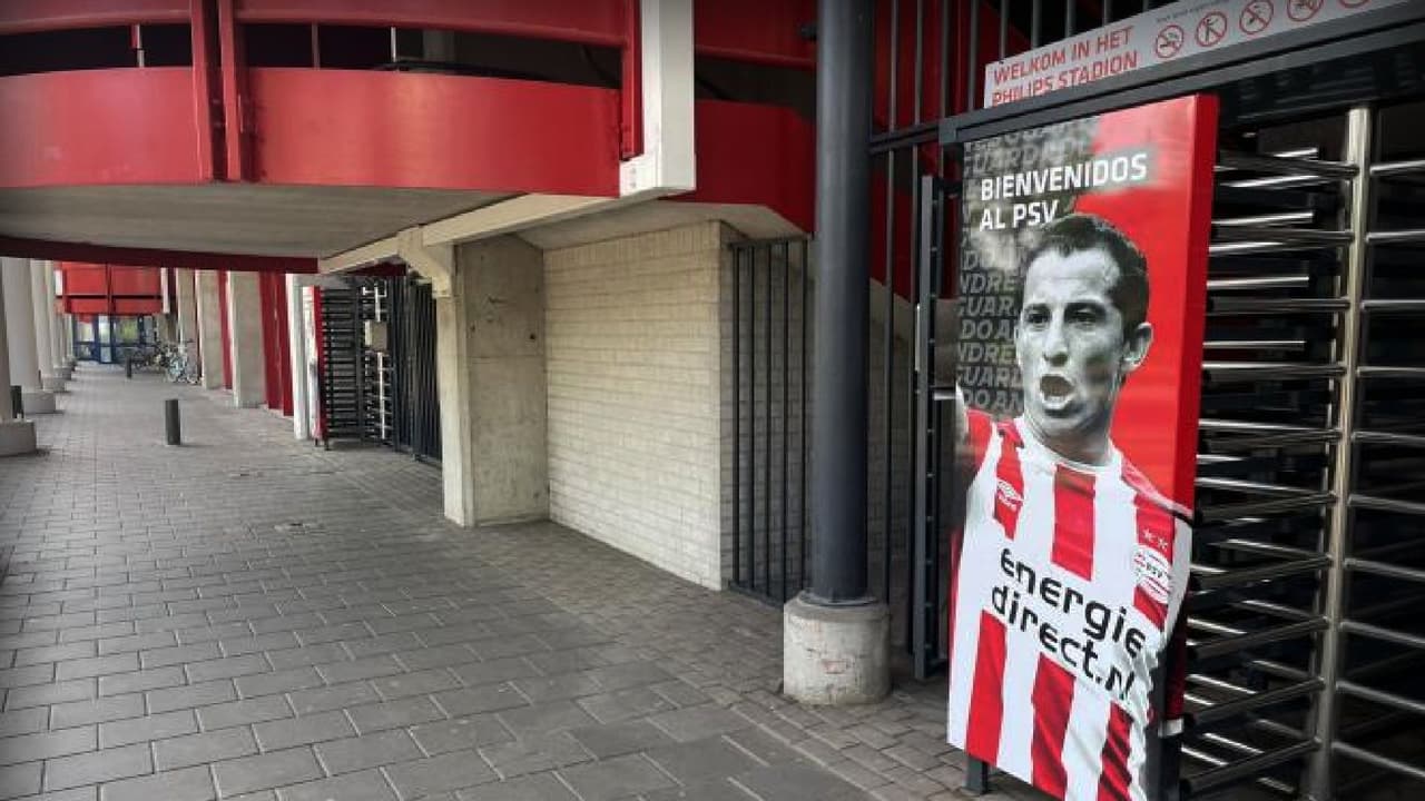 ¡Inolvidable! PSV recibe al Betis con pancarta gigante de Guardado