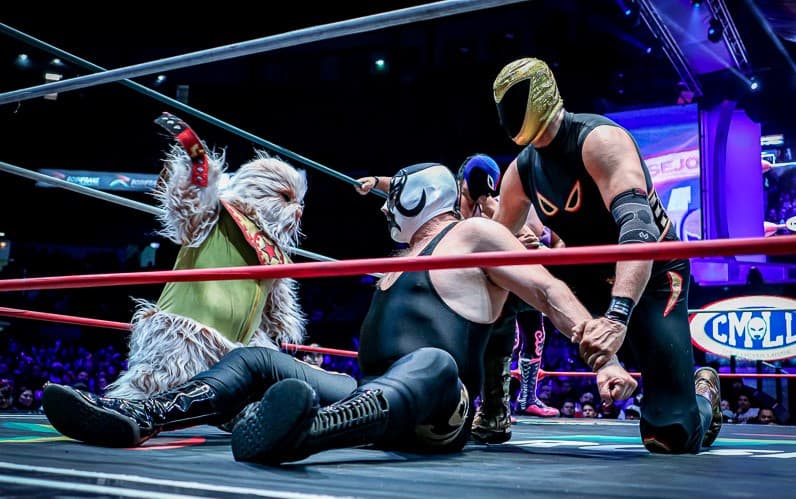 Alushe y Tinieblas sometiendo a Máscara Año 2000