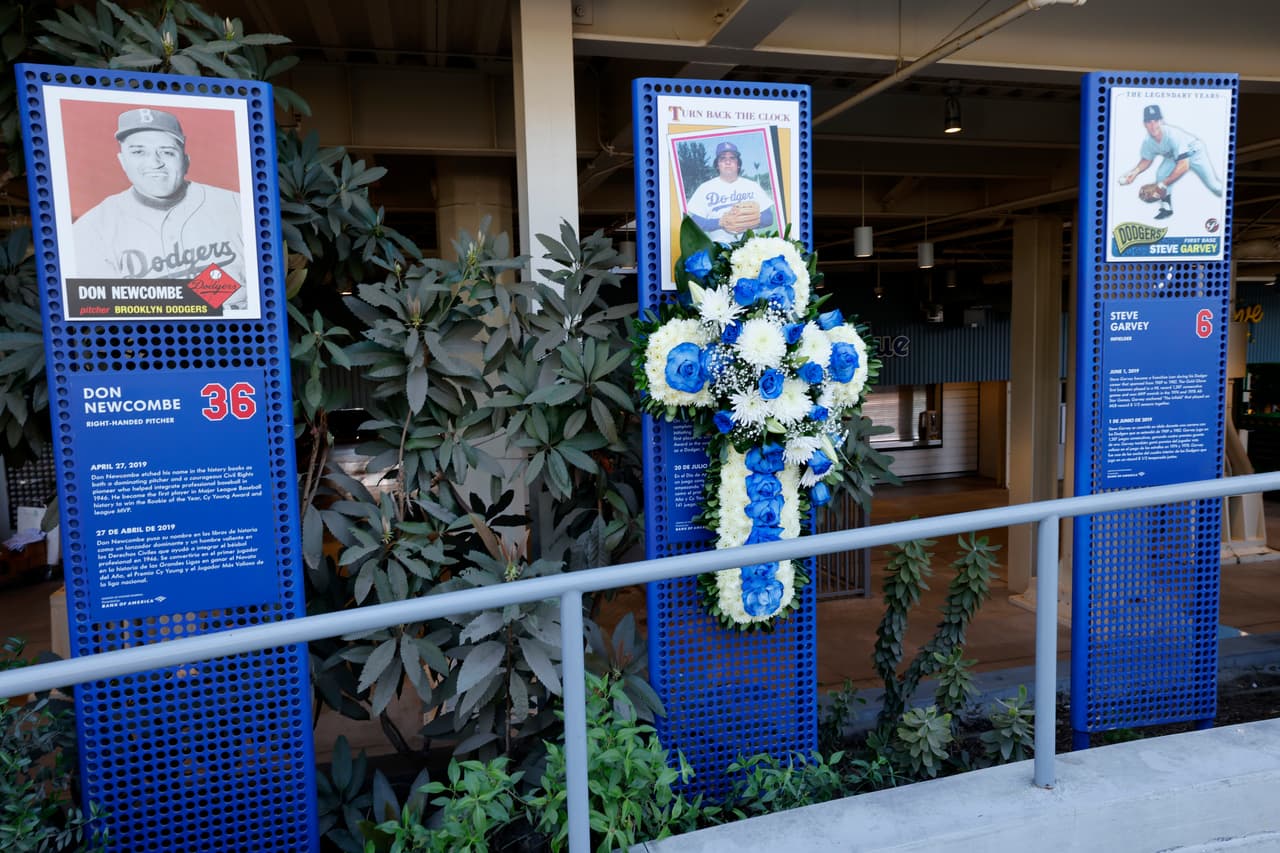Una cruz de flores, muy mexicana, fue colocada donde se encuentra una pequeña biografía para un gran beisbolista.