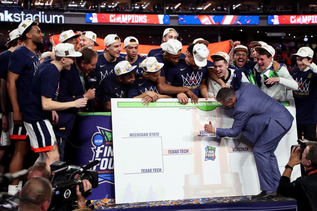 Los Virginia Cavaliers conquistaron el primer Campeonato Nacional luego de derrotar por 85-77 a los Texas Tech Red Raiders en la Final del NCAA Tournament y así festejaron los aficionados, jugadores y entrenadores, en cabezados por el head coach Tony Bennett.