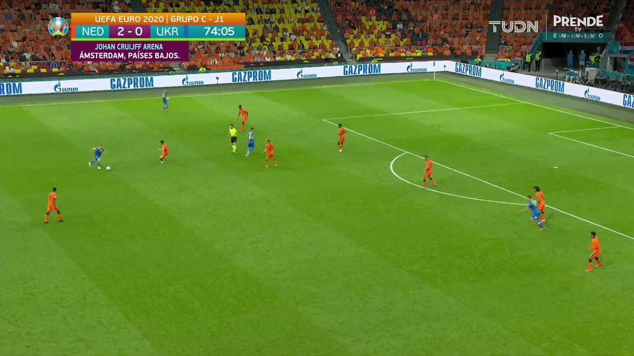 ¡GOL!  anota para Ucrania. Andriy Yarmolenko