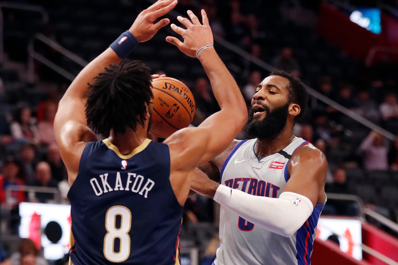 <b>Detroit Pistons 107-113 New Orleans Pelicans.</b> Andre Drummond intenta anotar pero Jahlil Okafor lo bloquea.