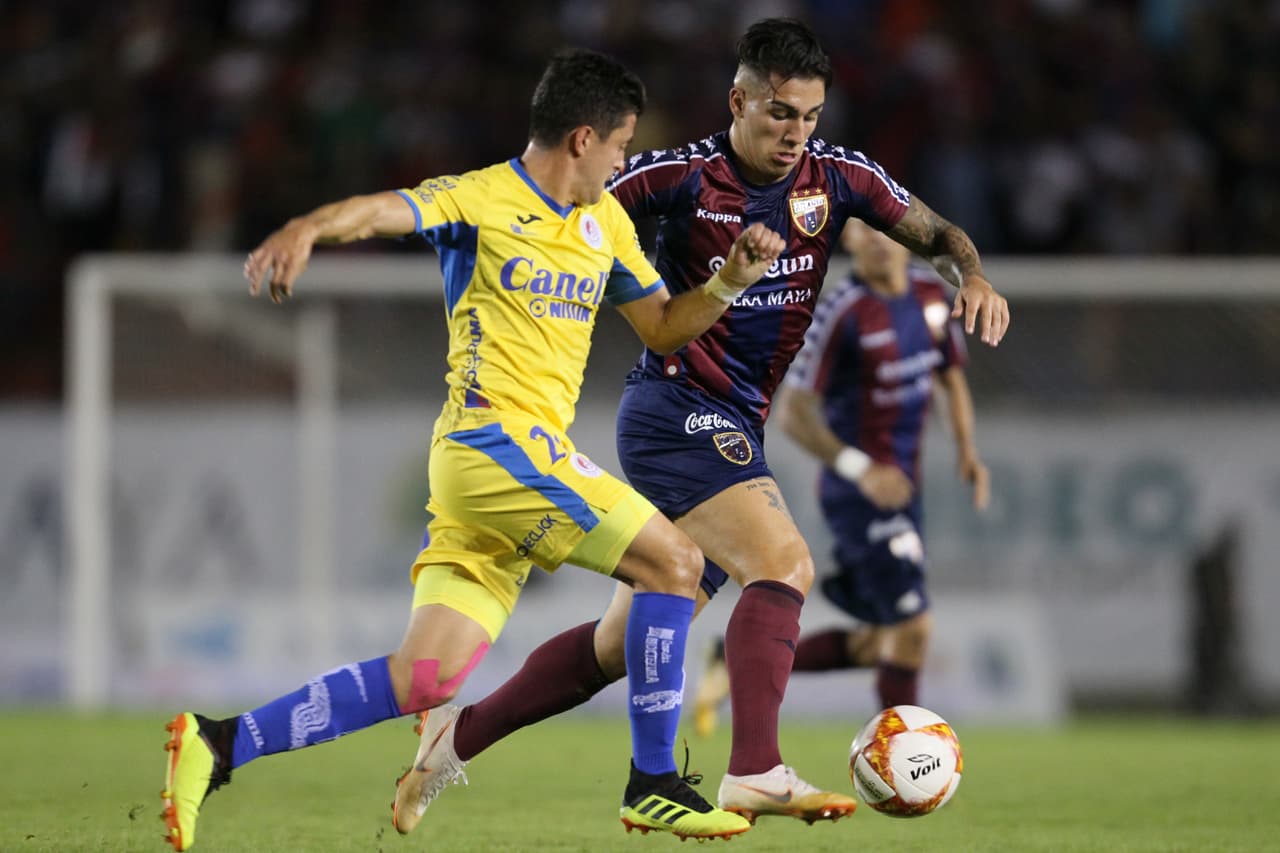 Y en una jugada tejida por el lado izquierdo del campo, el lateral Andrés Escobar, lanzó centro al área que llevaba veneno de mamba negra.