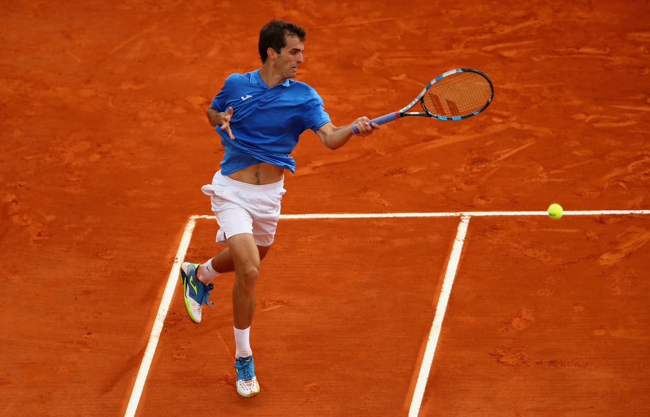 Ramos vivió siempre en la cuerda floja cada vez que servía. Solo logró confirmar su saque en el segundo juego, y lo cedió dos veces después. Con un 86 por ciento de efectividad en su primer servicio en el primer set, Nadal mandó en el marcador sin que Ramos pudiera hacerle sombra.