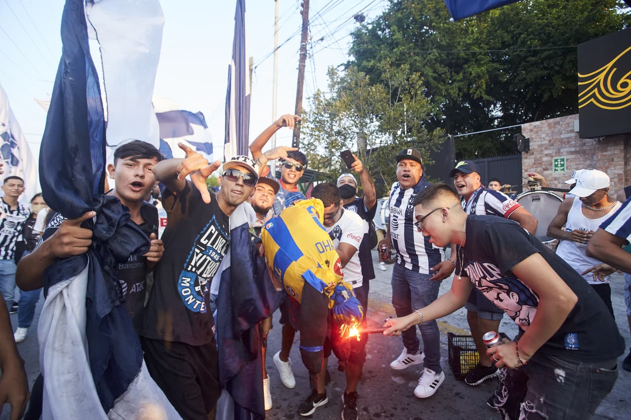 Carnaval y caravanas no faltaron previo al duelo contra los Tigres de la UANL correspondiente al Guard1anes 2020.