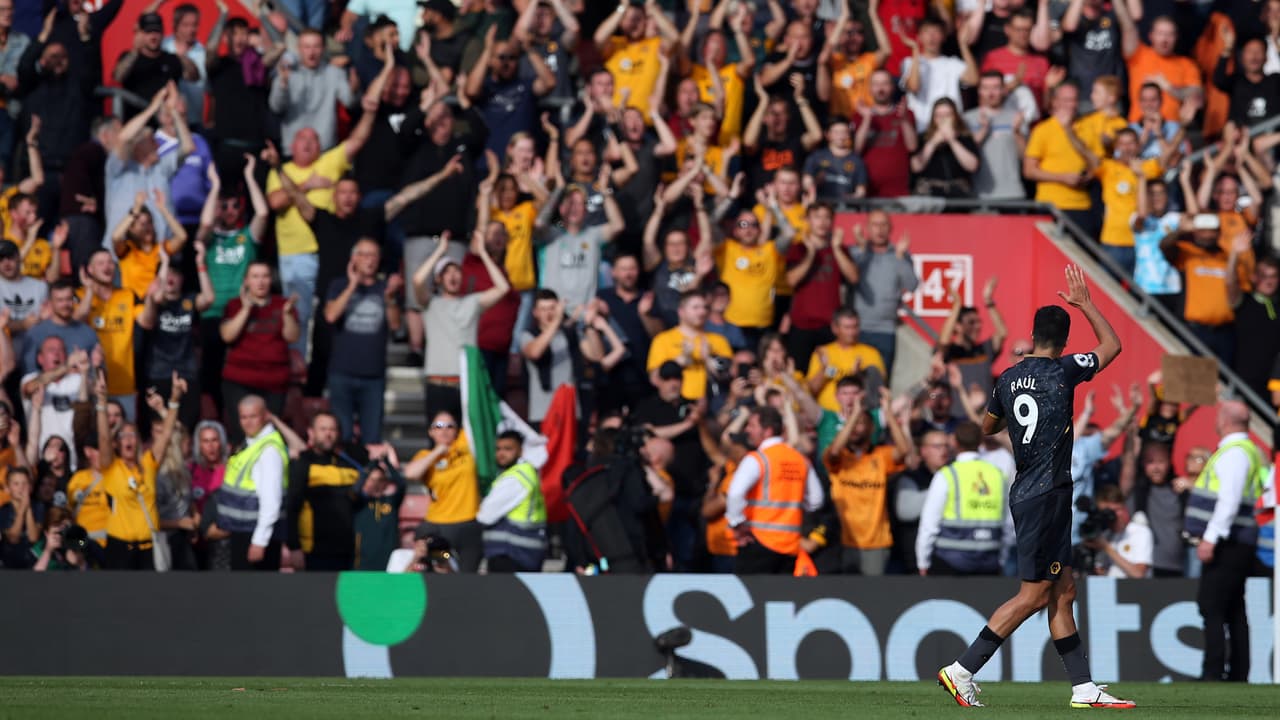 Impresionante ovación a Jiménez tras su gol ante Southampton