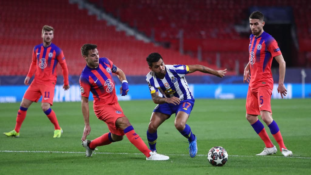 Chelsea derrota al Porto con goles de Mason Mount (32’) y Ben Chilwell (85’), dándole la victoria y ventaja a los ‘Blues’ durante el partido de ida de los Cuartos de Final de la UEFA Champions League. Jesús ‘Tecatito’ Corona participó los 90 minutos del encuentro.