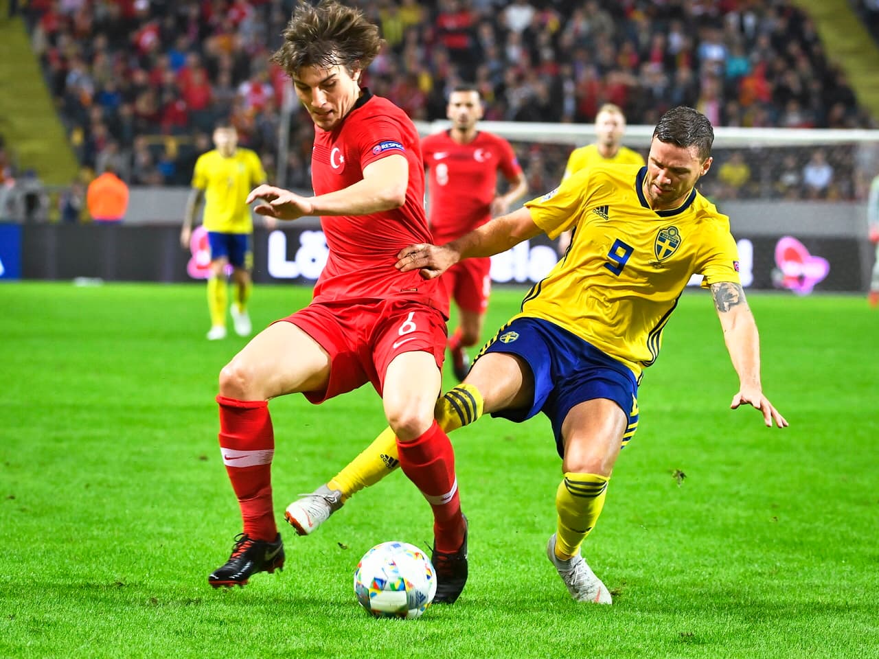 Pero apenas transcurrieron dos minutos cuando el astro turco Hakan Çalhanoğlu marcó el 2-1 y le daba algo de esperanzas a los visitantes, para eludir dos derrotas seguidas.