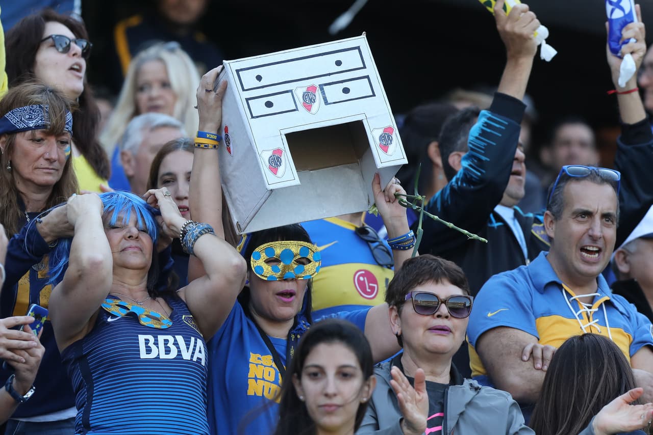 Los escritorios hicieron presencia a modo de burla, por los triunfos que River ha obtenido en Copa Libertadores por vía administrativa.