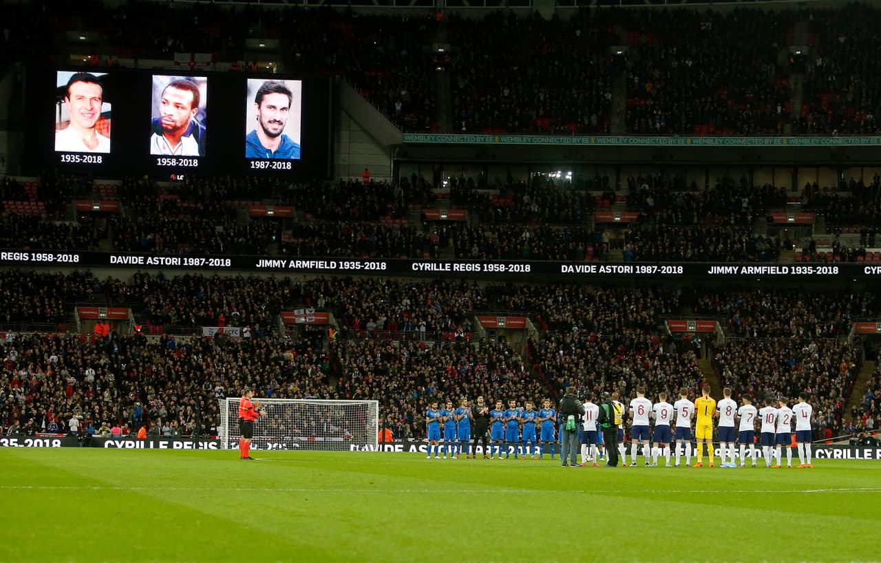 Al inicio, hubo un minuto de silencio y el momento para homenajear a Davide Astori.