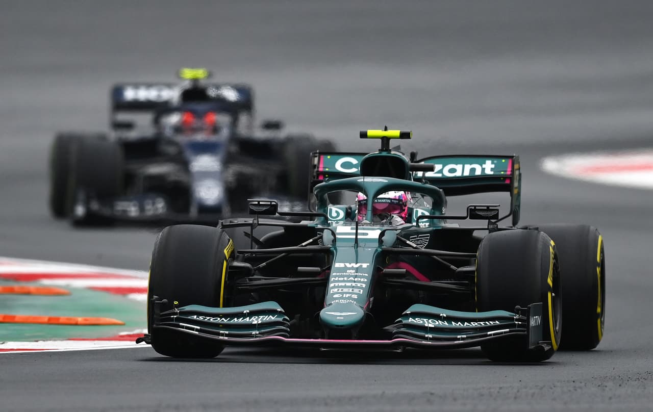 El Gran Premio de Turquia se lo llevó Mercedes Benz pero esta vez con Valtteri Bottas, quien compartió podio con los dos pilotos de Red Bull, Max Verstappen y Sergio Pérez. El mexicano logró hacer una carrera impecable, sin errores esta vez y, al fin, logró estar entre los tres primeros de la Formula 1. Lewis Hamilton quedó en quinto lugar.
