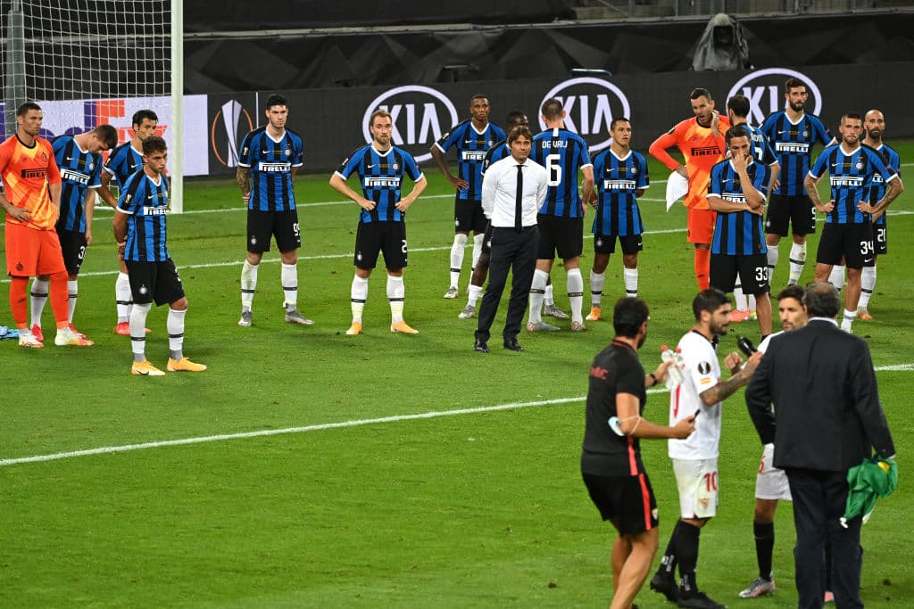 Tras caer en la final de la justa continental, algunos jugadores decidieron retirarse las medallas del subcampeonato.