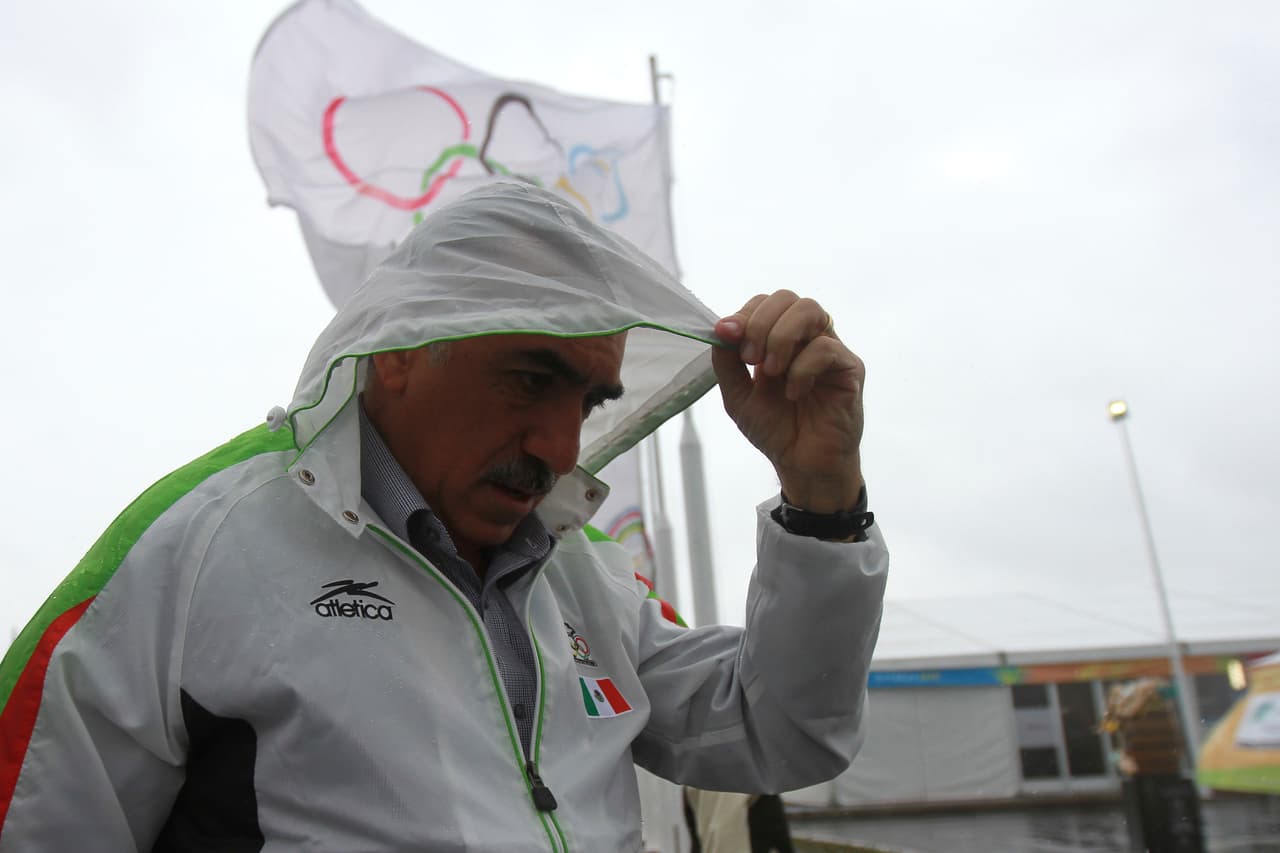 El nadador Felipe Muñoz marcó un hito en 1968, en los Juegos Olímpicos celebrados en México, al darle la primera medalla al país en esas justas con su triunfo en braza de 200 metros.