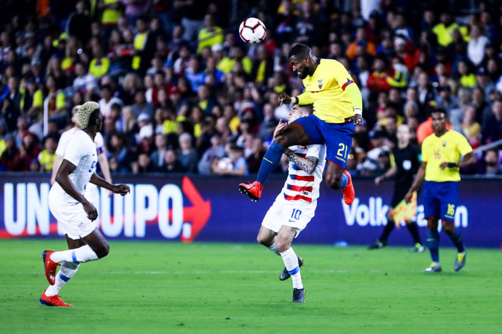 Pero eso cambió a los 81 minutos de partido, cuando en un intento de salida de Ecuador, los sudamericanos perdieron la pelota y en un dejo de contraataque, Zardes empalmó de manera muy potente el balón, pero se desvió en un defensa y le cambió la trayectoria al tiro para dejar sin opción al portero Domínguez.
