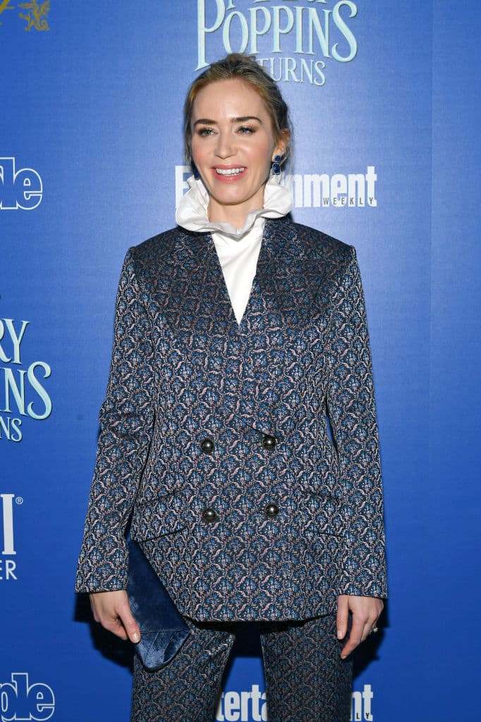 “Después de los eventos mortales en casa, la familia Abbott ahora debe enfrentar los terrores del mundo exterior mientras continúan su lucha por la supervivencia en silencio. Forzados a aventurarse en lo desconocido, rápidamente se dan cuenta de que las criaturas que cazan por el sonido no son las únicas amenazas que acechan más allá del camino de arena".
<br>