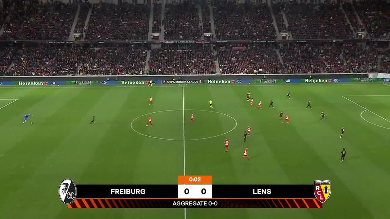 Arranca el partido y la pelota está en juego.