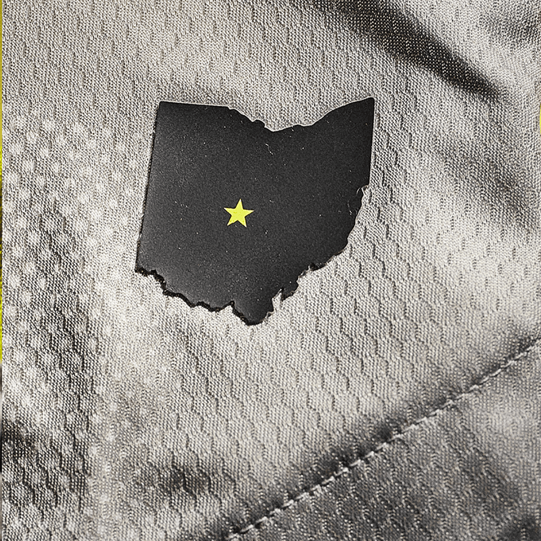 El ángulo inferior izquierdo de la casaca está un escudo del estado de Ohio, con una estrella en donde se ubica la ciudad de Columbus.
<br>