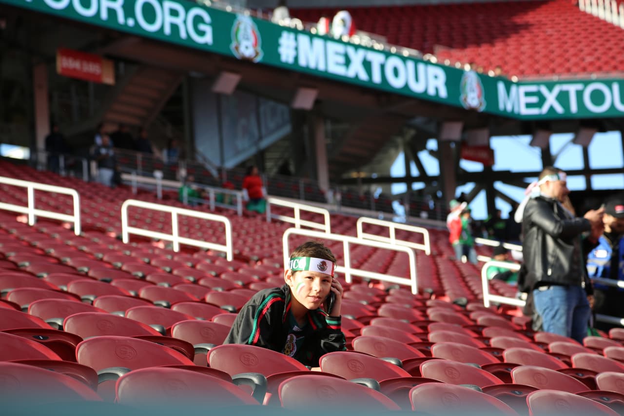 Seguimiento gráfico de los trabajos en cancha de los jugadores, las características del escenario y hasta la alegría de los asistentes en el Levi's Stadium en el partido de México contra Islandia.