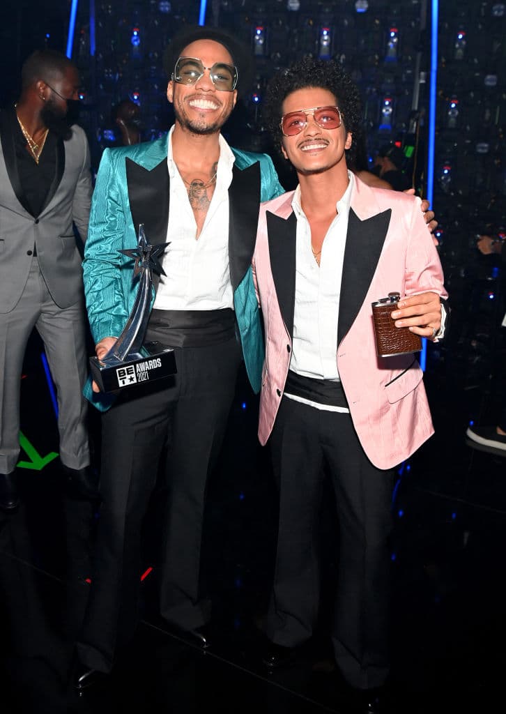 Bruno Mars se asoció con el artista alternativo de R&B Anderson Paak para formar Silk Sonic y este es el primer sencillo del superdúo, que alcanzó el número uno en las listas de éxitos.