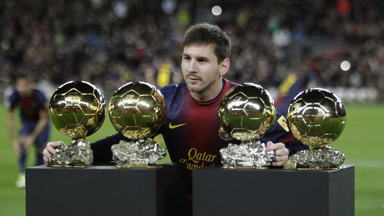 1 Lionel Messi | Con Barcelona ha logrado 34 títulos, lo ha ganado todo a nivel clubes. De 2009 a 2012 ganó el Balón de Oro cada año; acumula 6 en su carrera. Además ha ganado el mismo número de ocasiones la Bota de Oro. Es de los jugadores que más marcas han roto e impuesto a lo largo de su carrera, que, dicho sea de paso, aún tiene camino por recorrer.