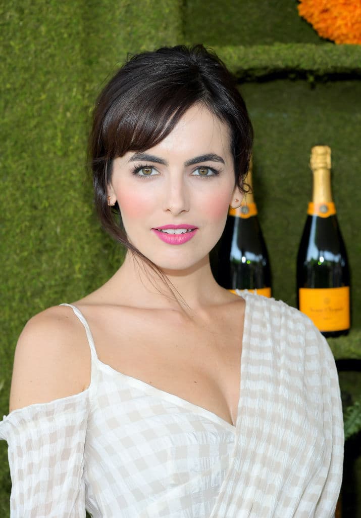 A Little Princess (1995) - Sara Crewe comparte una vida de ensueño en la exótica India con su cariñoso padre, pero la guerra los separa. Él es reclamado por el ejército y Sara es enviada a un internado en Nueva York, el mismo al que su difunta madre había asistido, dirigido por la estricta Srta.
<br>