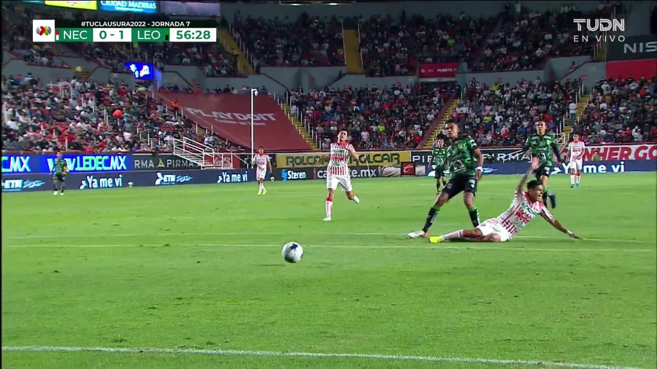 ¡TIRO ATAJADO! disparo por Luis Montes.