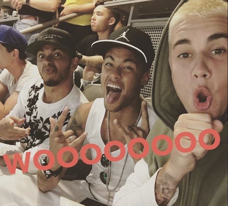 Neymar se paseó con Justin Bieber en el partido de Brasil contra Ecuador de la primera ronda.