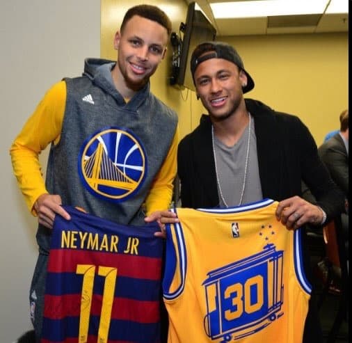 Stephen Curry recibió una camiseta con el 11 del Barcelona de manos del Neymar.