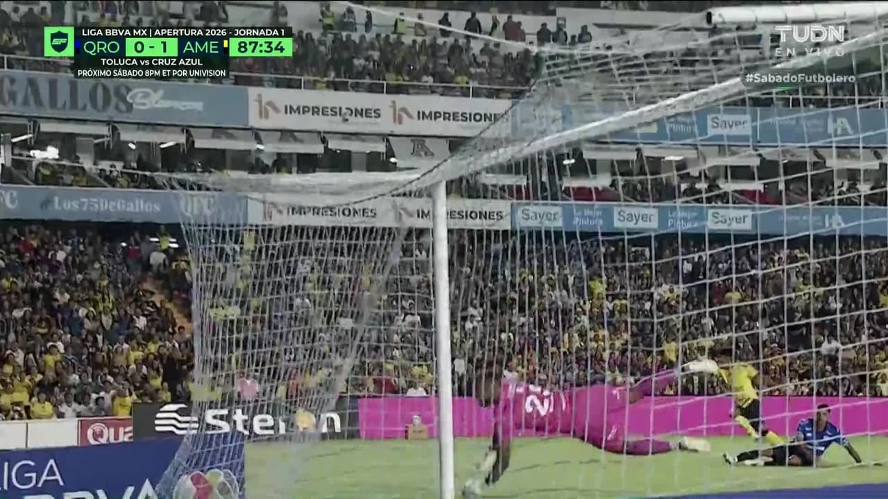 ¡Tarjeta Roja! Alan Cervantes recibe la segunda amarilla y se va del juego.