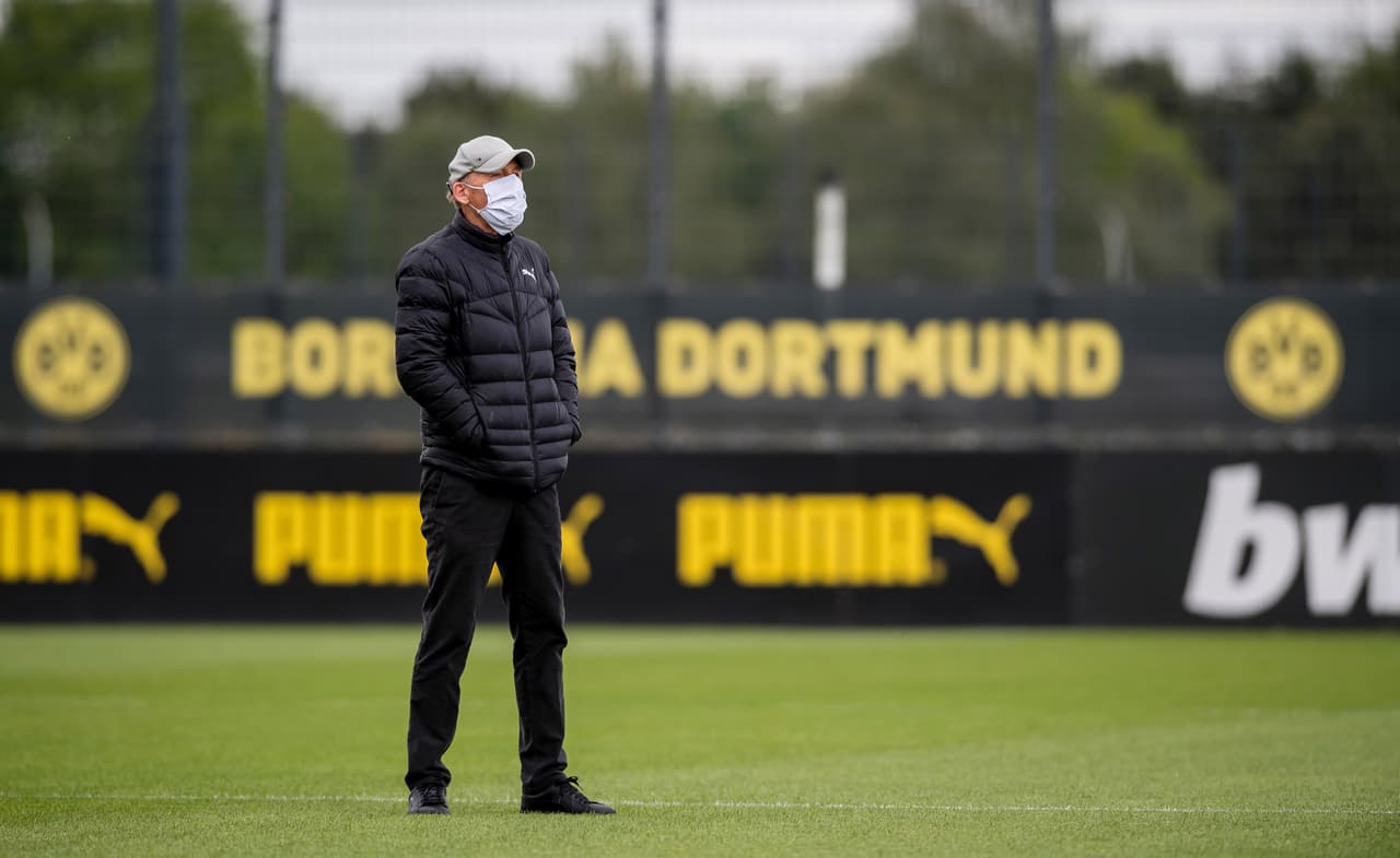 El entrenador del Dortmund, Lucien Favre dirigió la práctica bien protegido.
