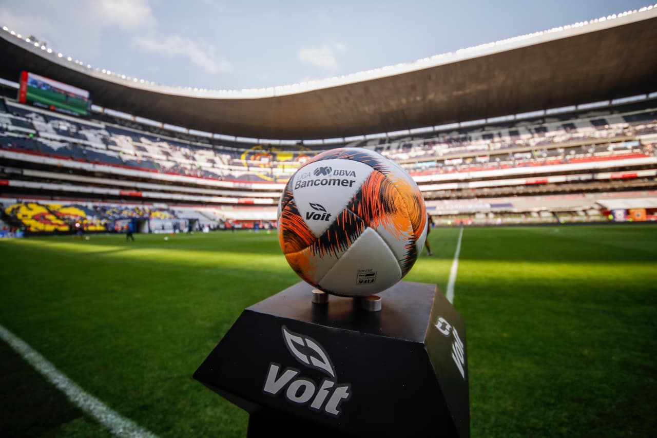 El balón listo en el Estadio Azteca que ha presenciado 9.998 goles, en esta tarde podía llegar el gol 10 mil en la historia del inmueble.