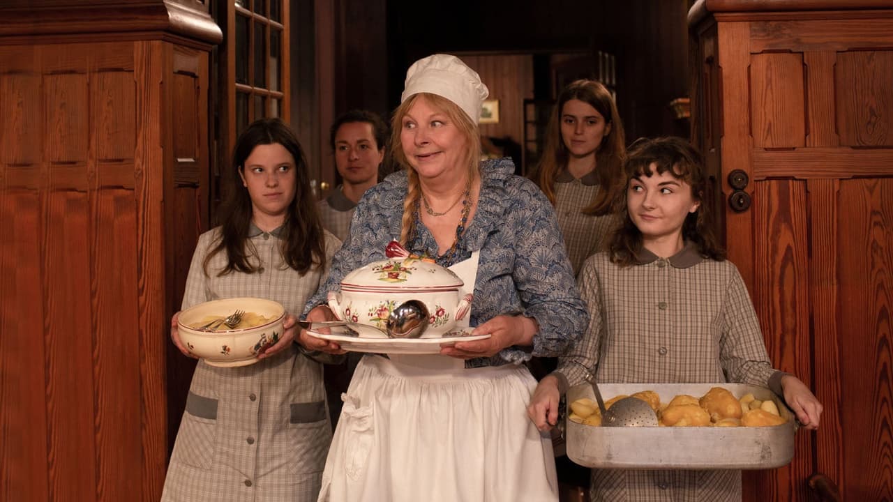 Paulette Van Der Beck enseña como mantener limpia una casa y cumplir con el deber conyugal en su escuela de amas de casa.