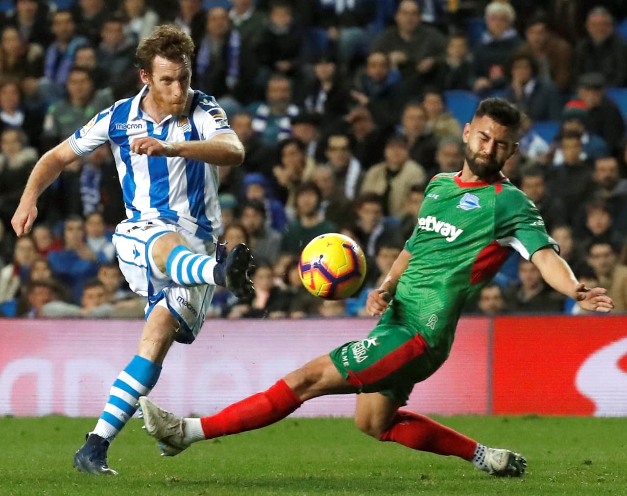 El capitán de la Real, el francés David Zurutuza, jalando del gatillo en esta llegada a gol pero la pólvora mojada de los donostiarras no ayudaba a empatar.